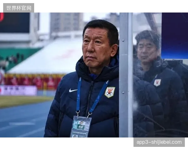 泰山锋线双核同时倒下暴露阵容深度危机，崔康熙面临半程最严峻战术考验